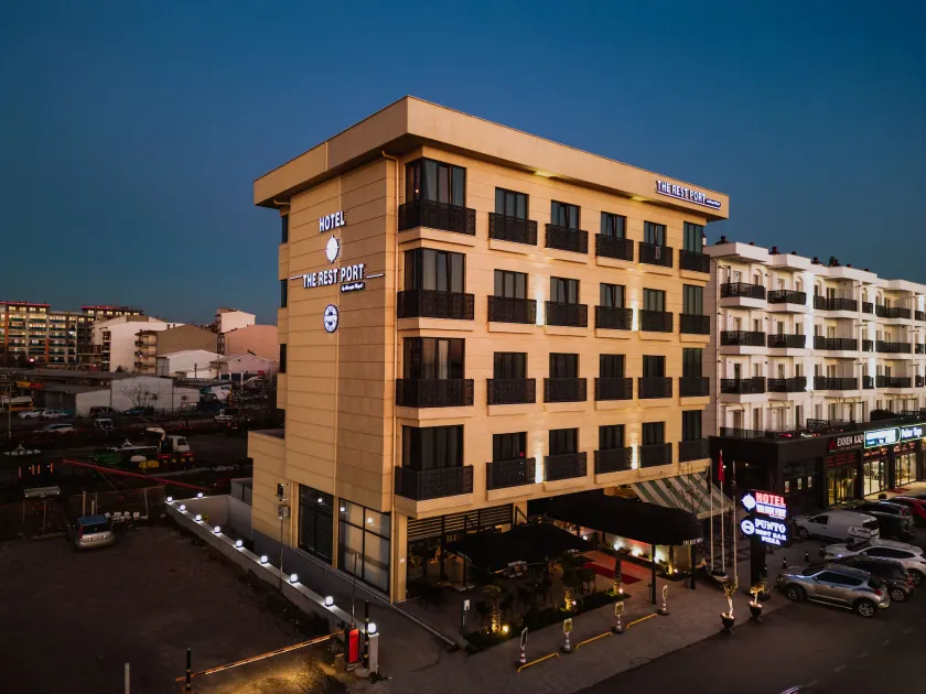 The Rest Port Hotel - Image 1