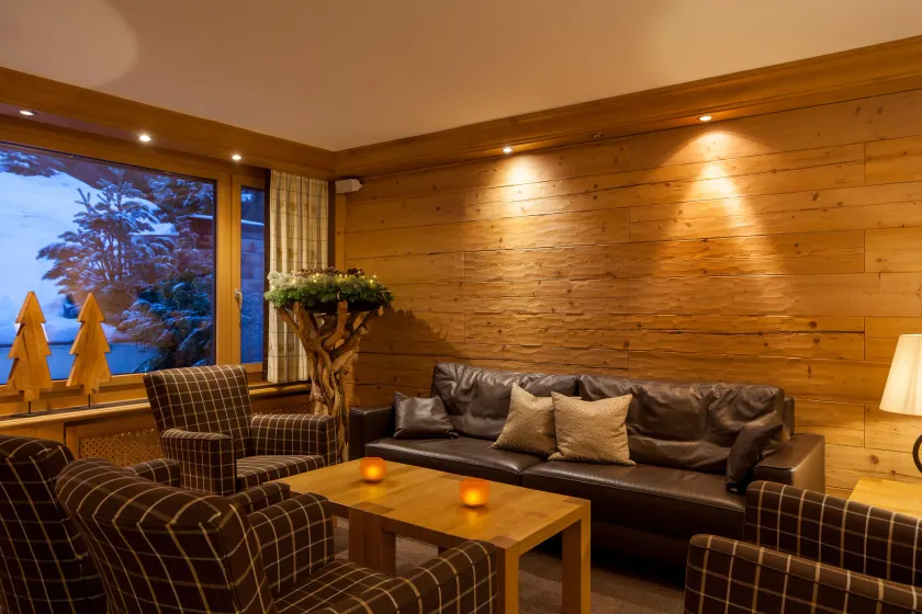 Hotel Holiday - Coin salon dans le hall