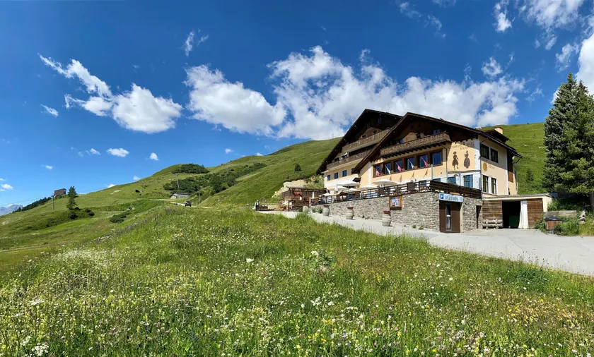 Hotel Salastrains - Image 1