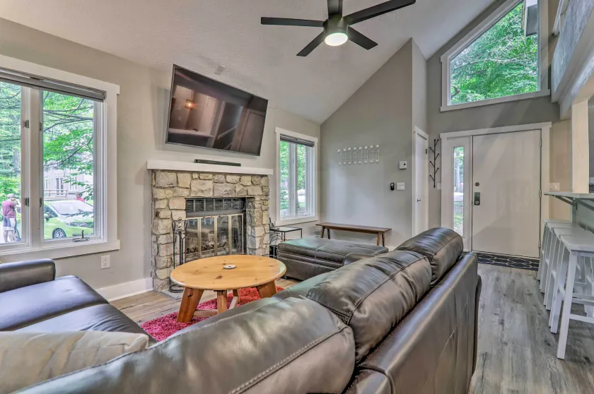 Unwind Fireside & Walk to Slopes! Poconos Getaway - Innenbereich