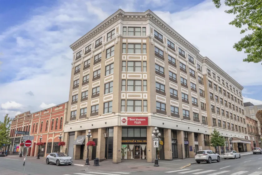 BEST WESTERN PLUS Carlton Plaza Hotel - Image 1
