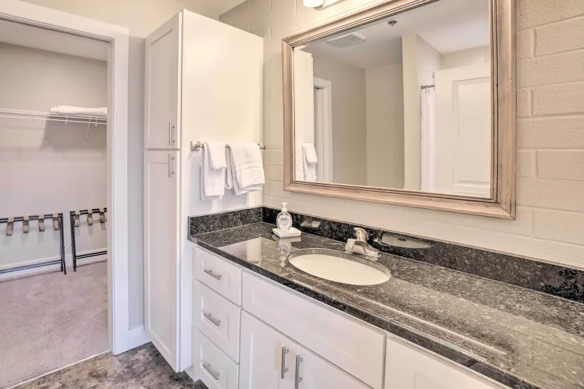 Luxe Manistee Condo w/ Balcony & River Views! - Innvendig