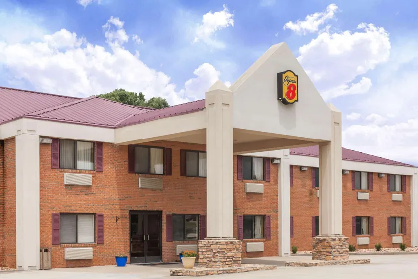 Super 8 by Wyndham Eddyville/Kuttawa - Image 1