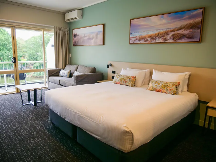 Nightcap at Hinterland Hotel Nerang - Image 1