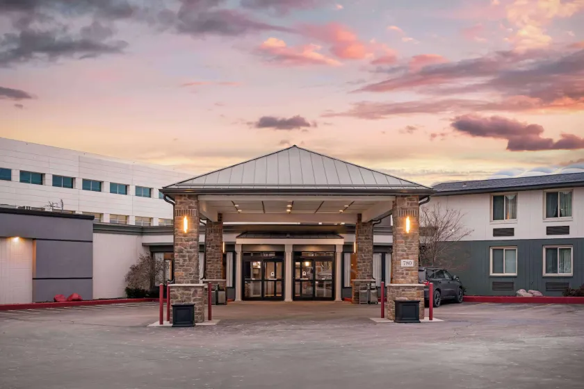 Best Western Green Bay Inn and Conference Center - Image 1