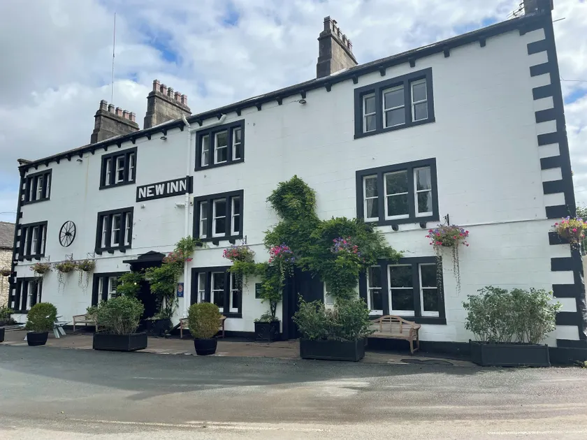 OYO New Inn Hotel - Image 1