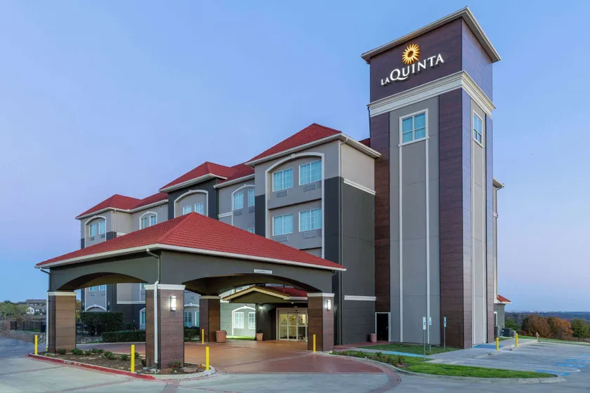 La Quinta Inn & Suites by Wyndham Fort Worth - Lake Worth - Image 1