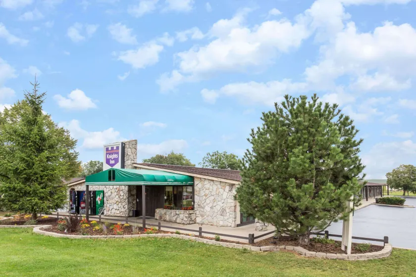 Knights Inn Racine - Image 1