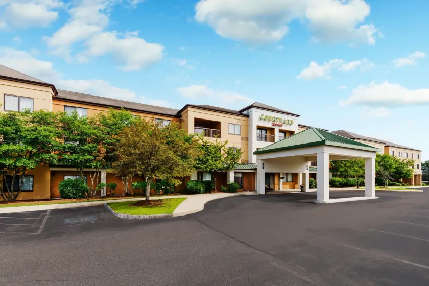 Courtyard by Marriott Manchester-Boston Regional Airport - Image 1