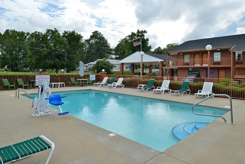 America's Best Value Inn & Suites - Image 1