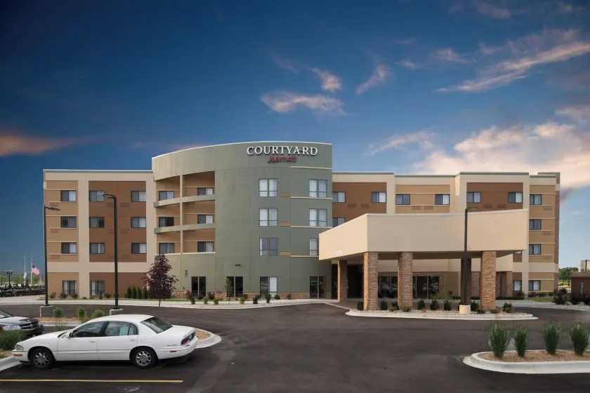Courtyard Bay City - Image 1