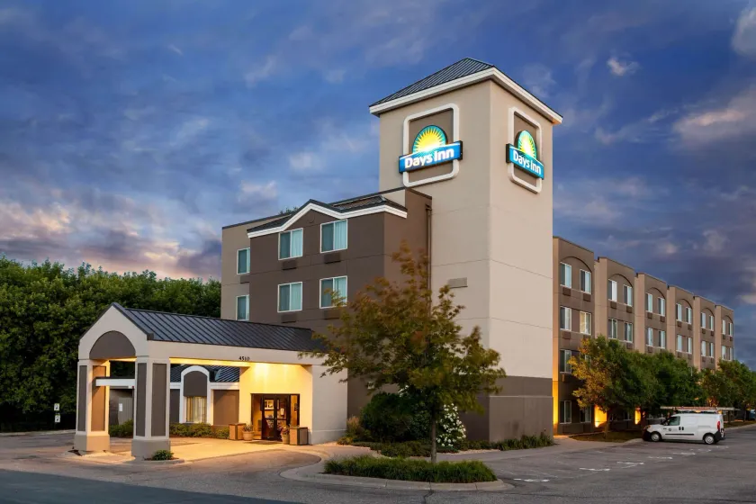 Days Inn by Wyndham Eagan Minnesota Near Mall of America - Image 1