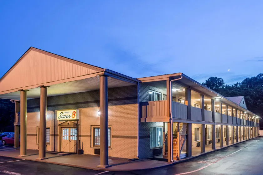 Super 8 by Wyndham Old Saybrook - Image 1