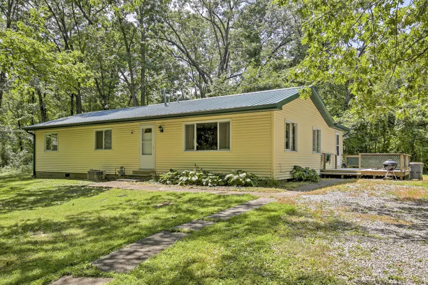 'Shakamak Getaway' - Hyggelig Jasonville Cabin w / Deck! - Image 1