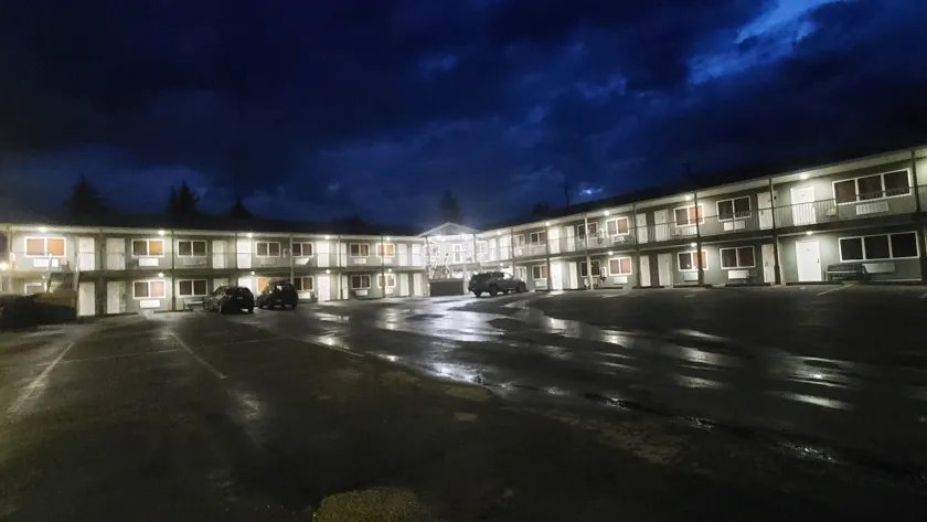 Shoreside Inn & Suites Wabamun - Image 1