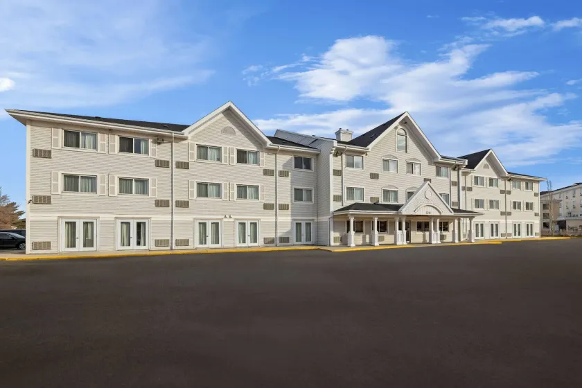 Travelodge Suites by Wyndham Regina - Eastgate Bay - Image 1