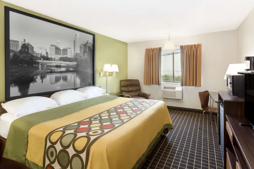 Super 8 by Wyndham Norfolk - Image 1
