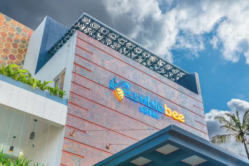 Bumblebee Hotel - Image 1