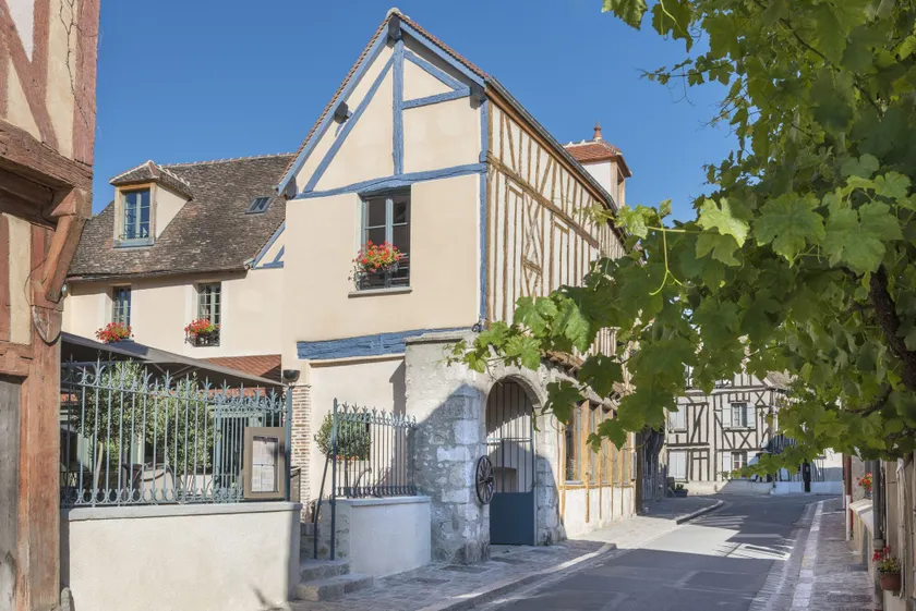 Hôtel Aux Vieux Remparts - Image 1