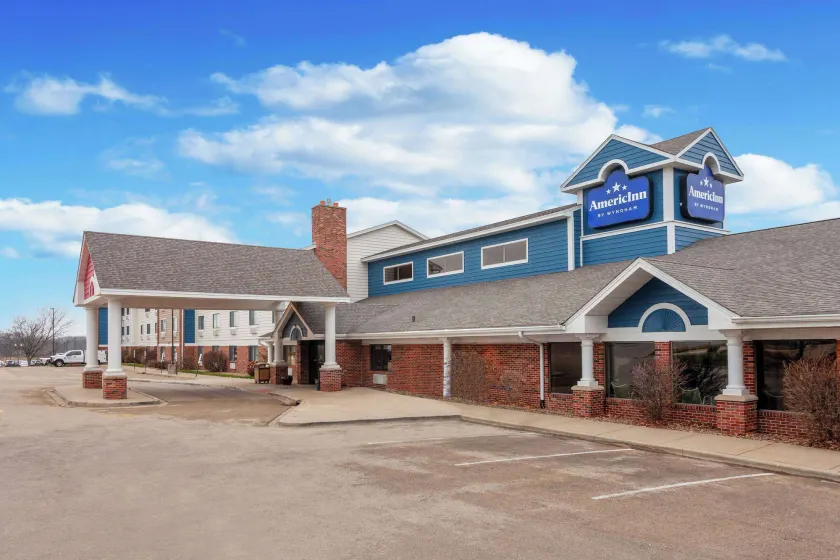 AmericInn by Wyndham Peoria - Image 1