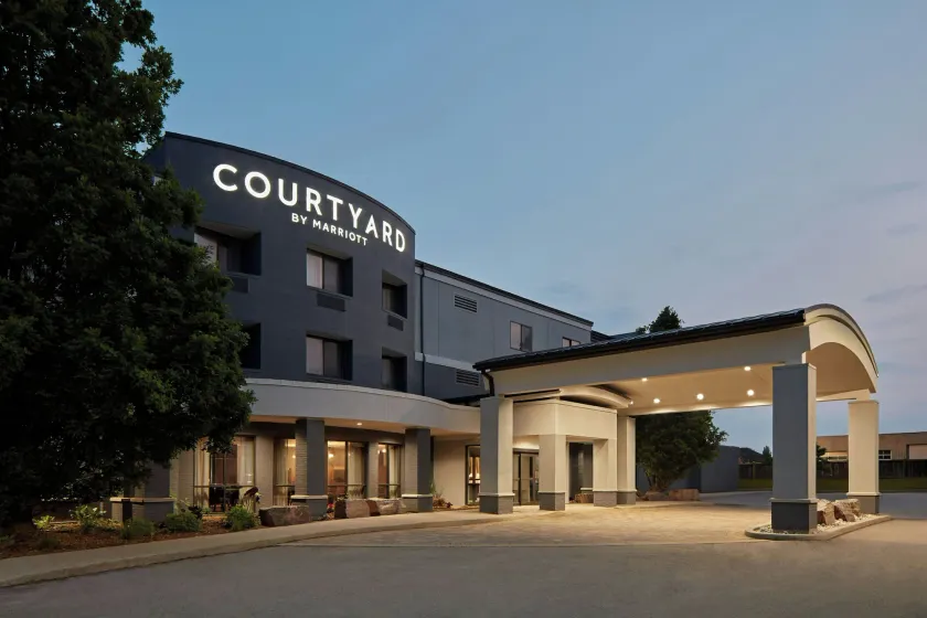 Courtyard by Marriott Hamilton - Image 1