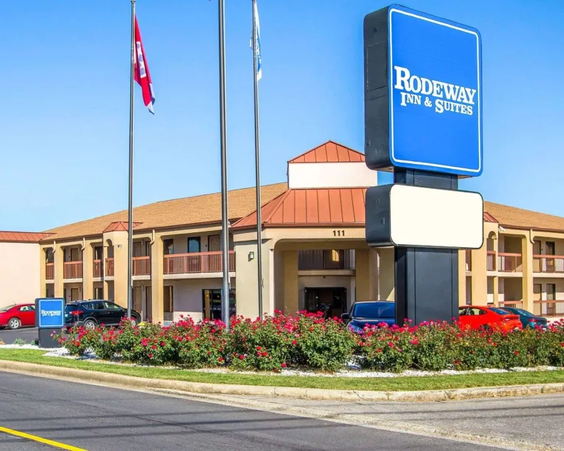 Rodeway Inn & Suites Clarksville near Governors Square Mall - Image 1