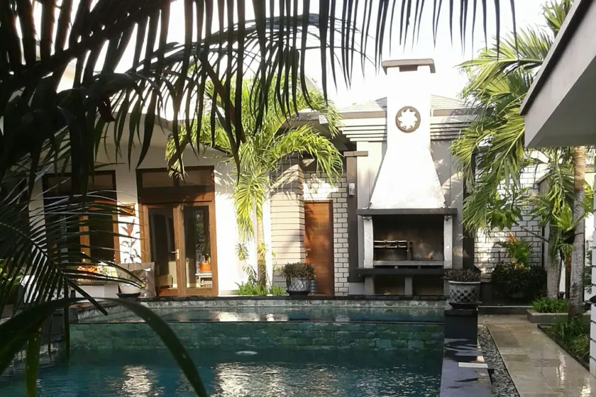 Villa Rumah Putih Abu Abu - Image 1