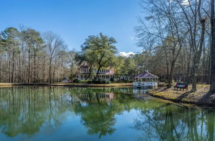 Cozy Country Life on 21 Acres Pond Pool - Image 1