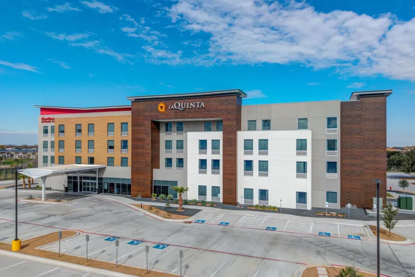 La Quinta Inn & Suites by Wyndham Eagle Pass - Image 1