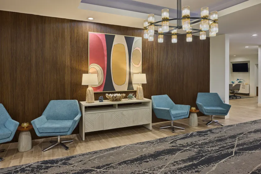 Holiday Inn Express & Suites Charleston DWTN - Medical CTR by IHG - Lobby sitting area