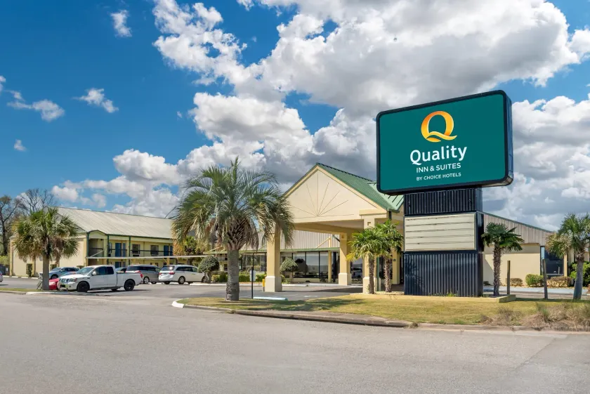 Quality Inn & Suites near Lake Eufaula - Image 1