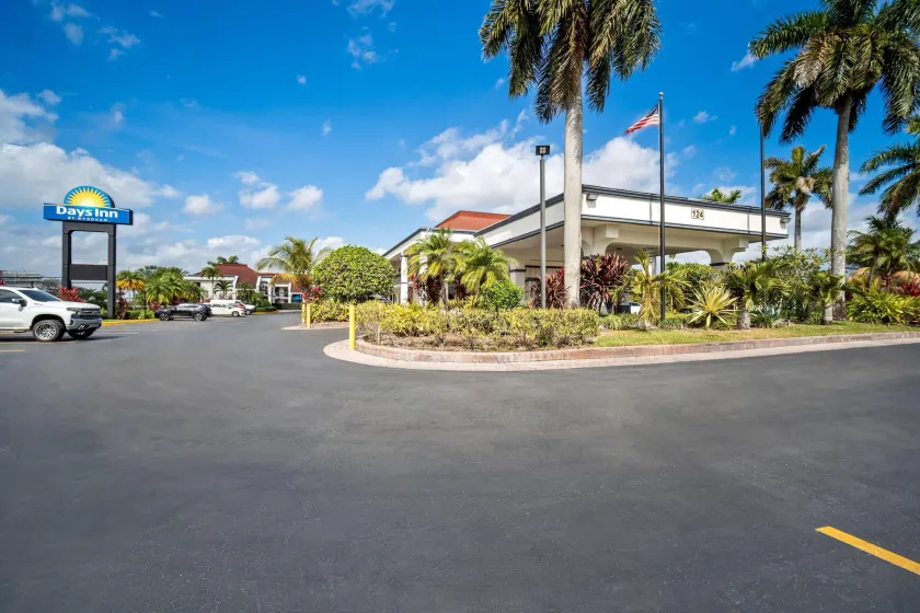 Days Inn by Wyndham Florida City - Image 1