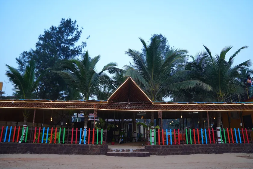 Livin Waves Beach stay and cafe - Image 1