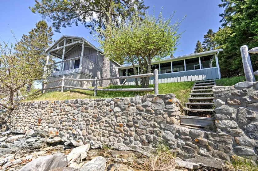 Bayfront Hancock Cottage w/ Beach Access & Views! - Image 1