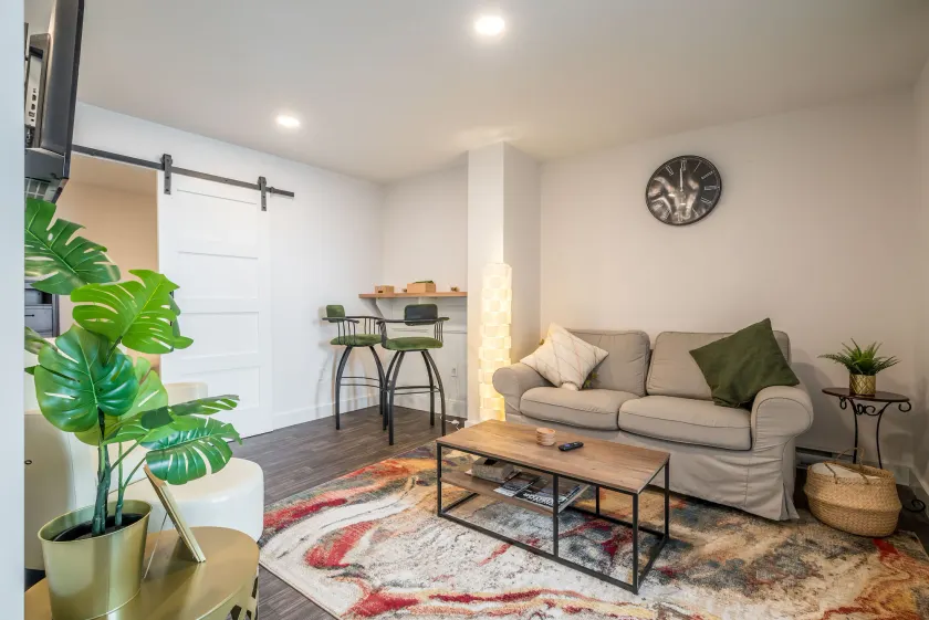 Cozy Fully-Equipped 2 Bedroom Suite - Image 1