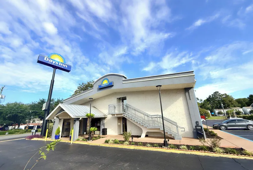 Days Inn by Wyndham Tallahassee University Center - Image 1