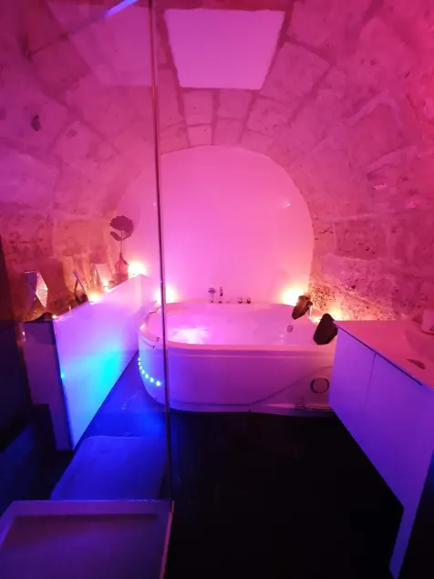 Luxe Caché Balnéo et Sauna Privés - 372 - Image 1
