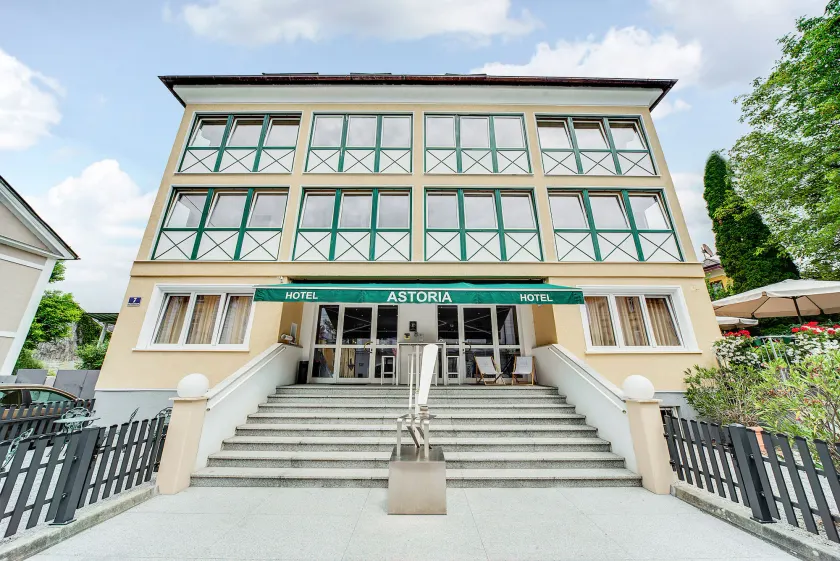 Hotel Astoria - Image 1