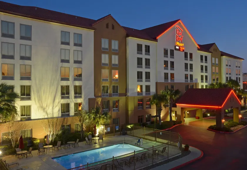 Red Roof Inn PLUS+ San Antonio Downtown - Riverwalk - Image 1