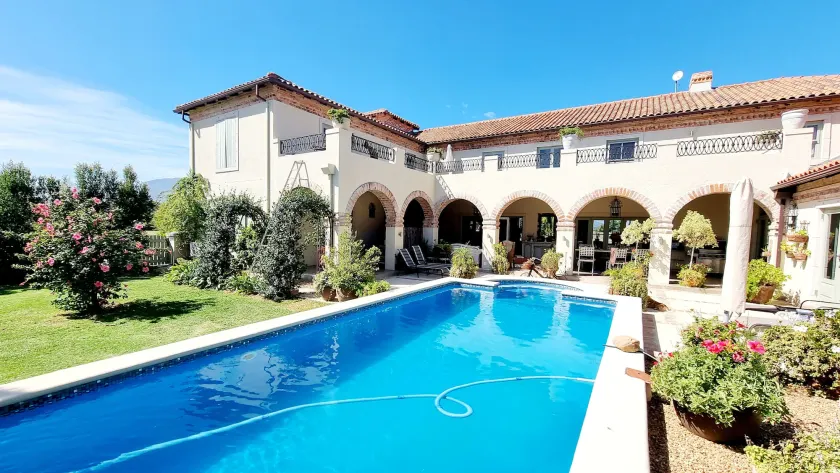 Sandmartins Private Secure Villa - Image 1
