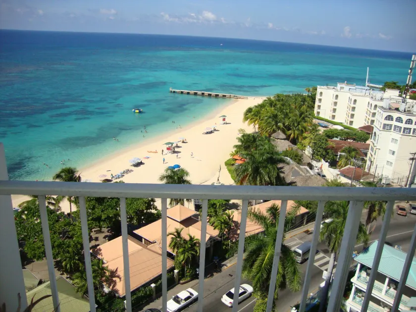 Sky Box Beach Suite at Montego Bay Club - Image 1