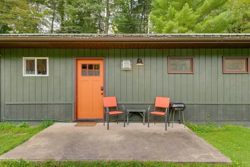 Community Rec Center: Outdoor Haven in Hillsgrove! - Image 1