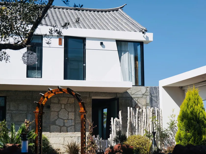 Leisure Courtyard Seascape Designer Hotel-Free one-way airport transport for check in three consecutive nights - Image 1