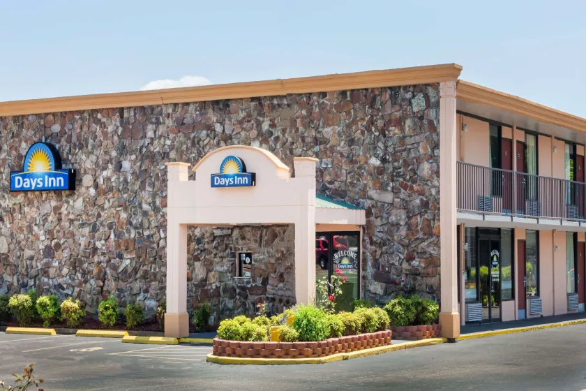 Days Inn by Wyndham Martin - Image 1