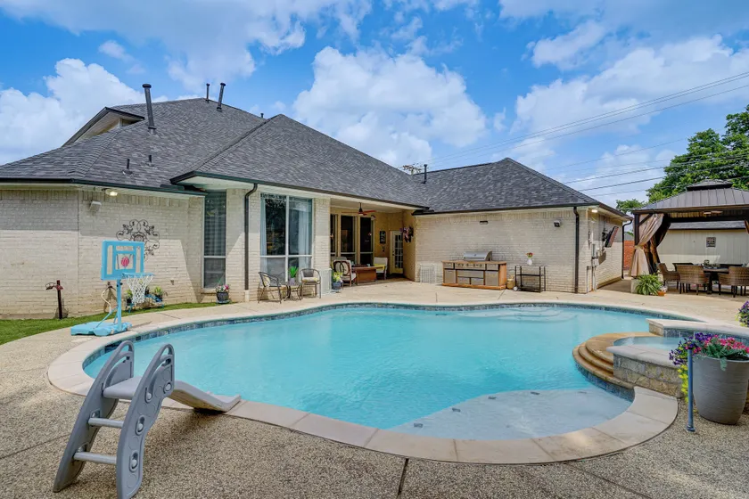 Private Outdoor Oasis! Luxe Bedford Getaway w/ Gym - Image 1