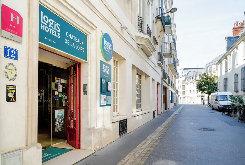 Logis Hôtel Des Châteaux De La Loire - Image 1