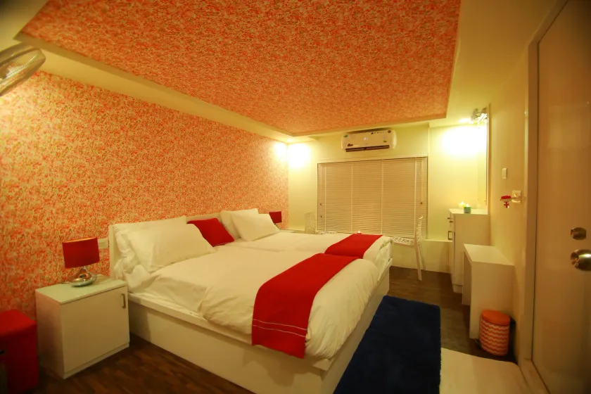 Premium Houseboat - Image 1