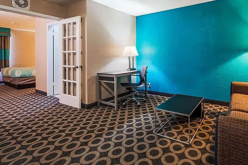 Travelodge by Wyndham San Antonio Downtown Northeast - Image 1