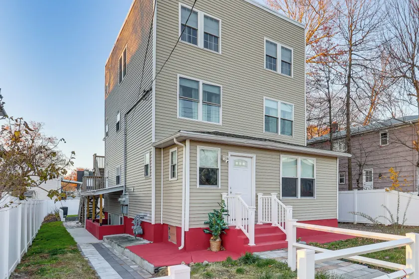 6 Mi to Dtwn New Haven: Duplex w/ Shared Yard - Image 1