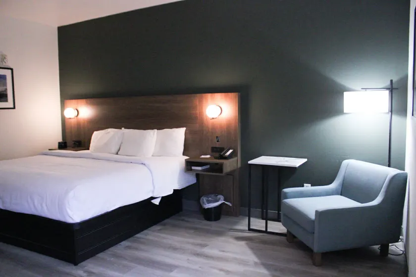 La Quinta Inn & Suites by Wyndham Lumberton - Image 1
